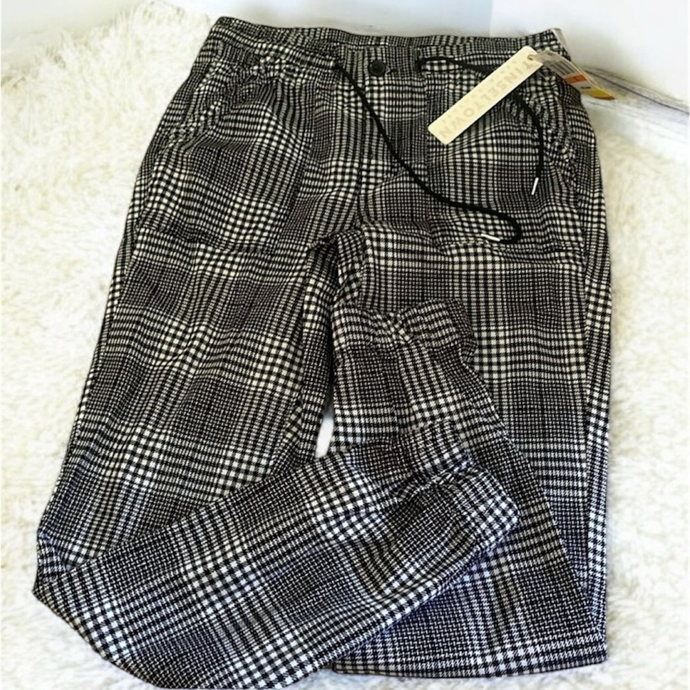 Tinseltown. Pull on pants